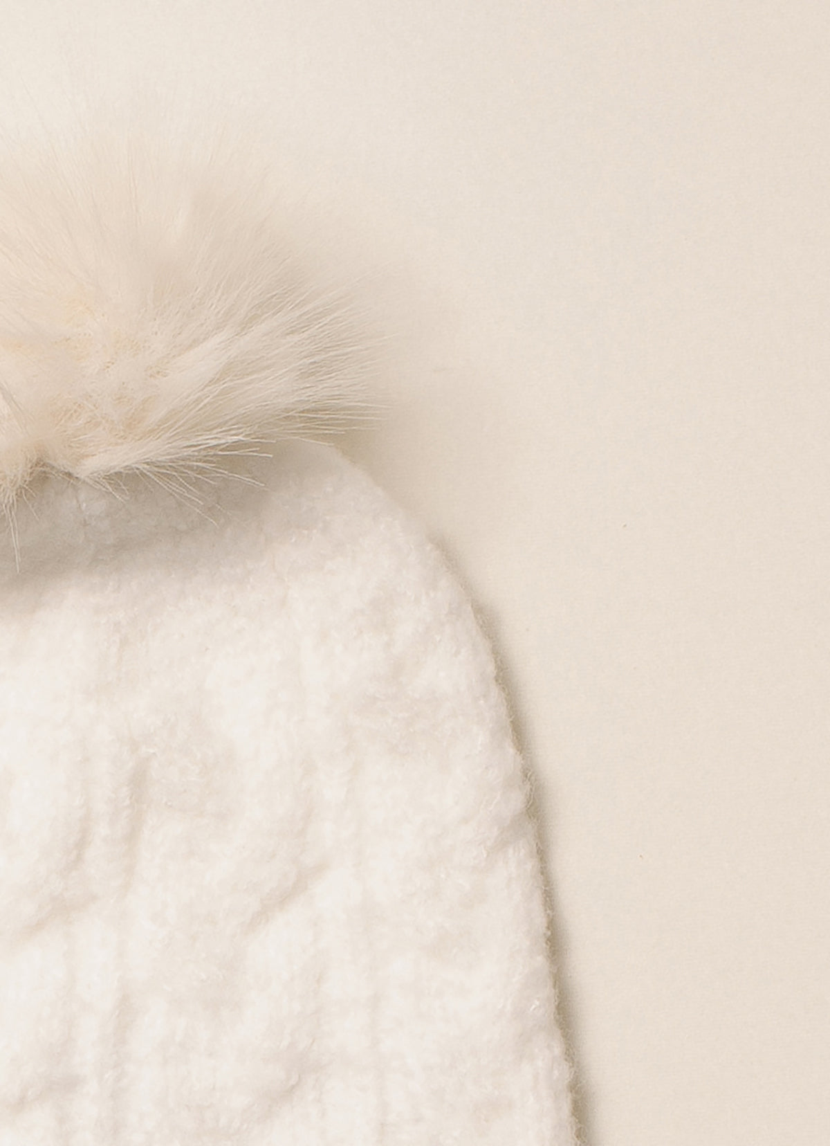 Touca Tricot Sem Costura Fio Fofinho Pompom Pele