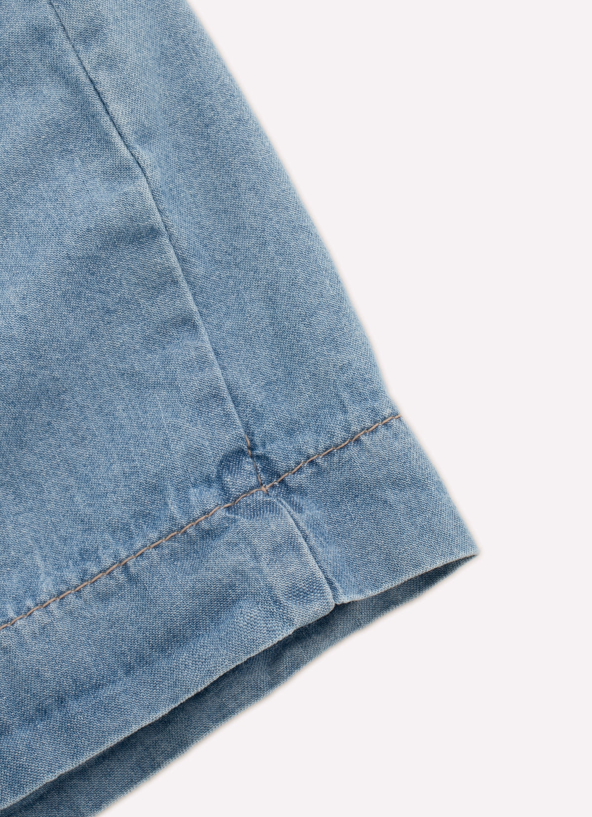 Short Jeans Fino Lapelas Botões Joia