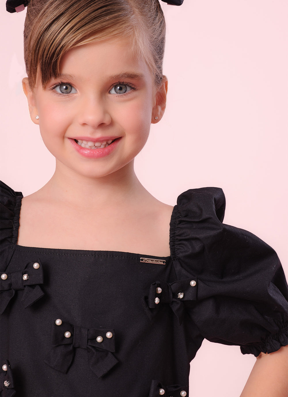 Vestido Tricoline Babados Multi Laços Bordados