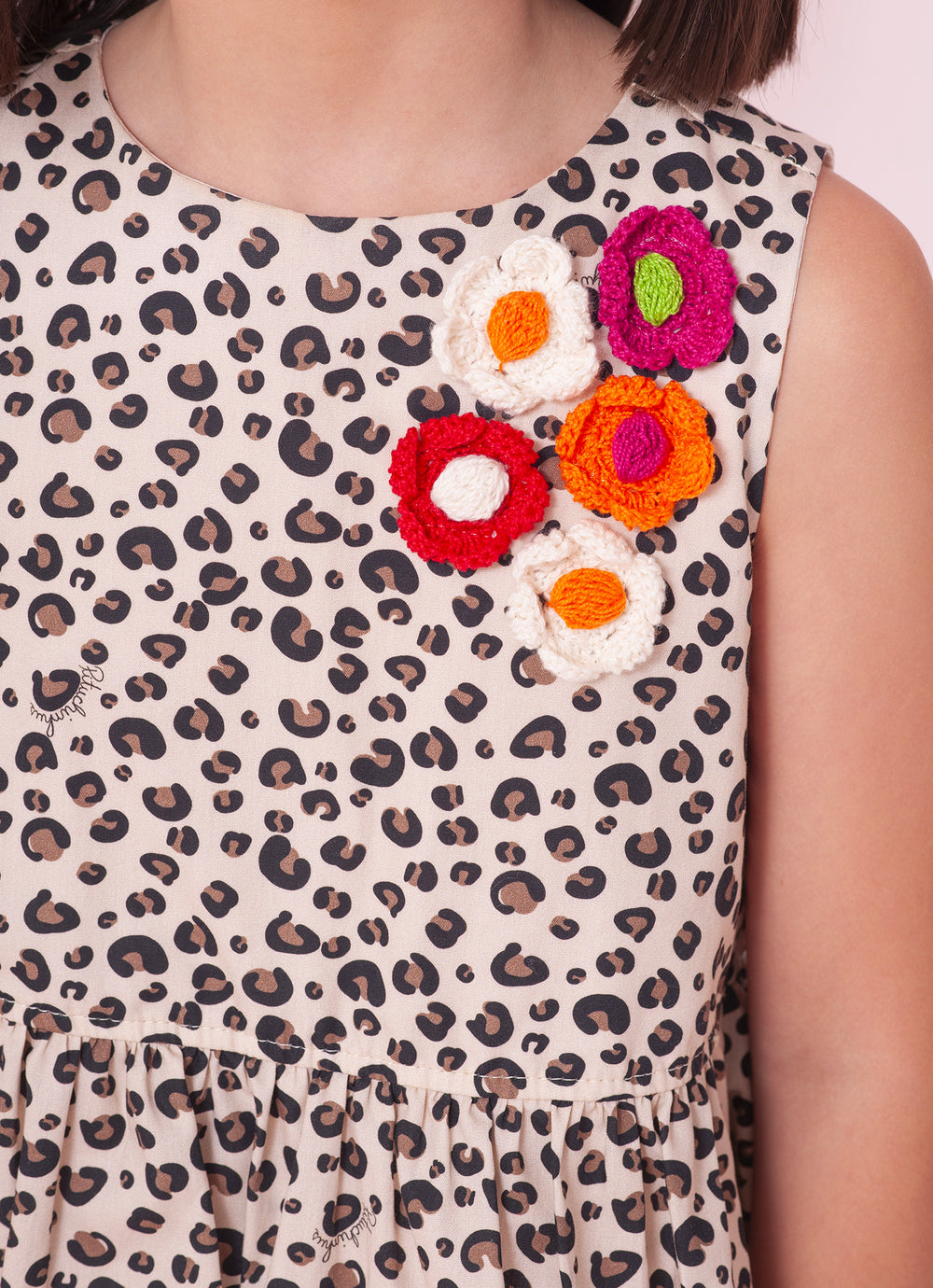 Blusa Algodoão Oncinha Flores Crochê