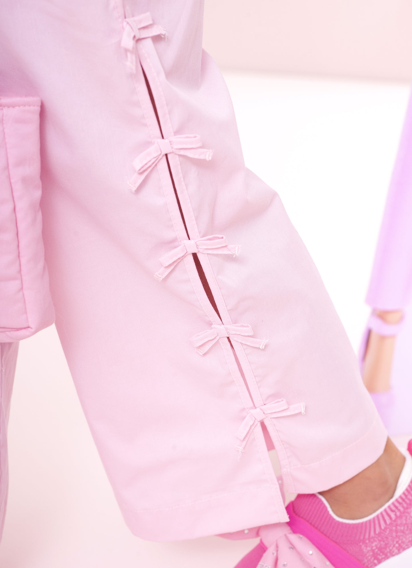 Calça Reta Algodão Laços Lateral Patche Barbie
